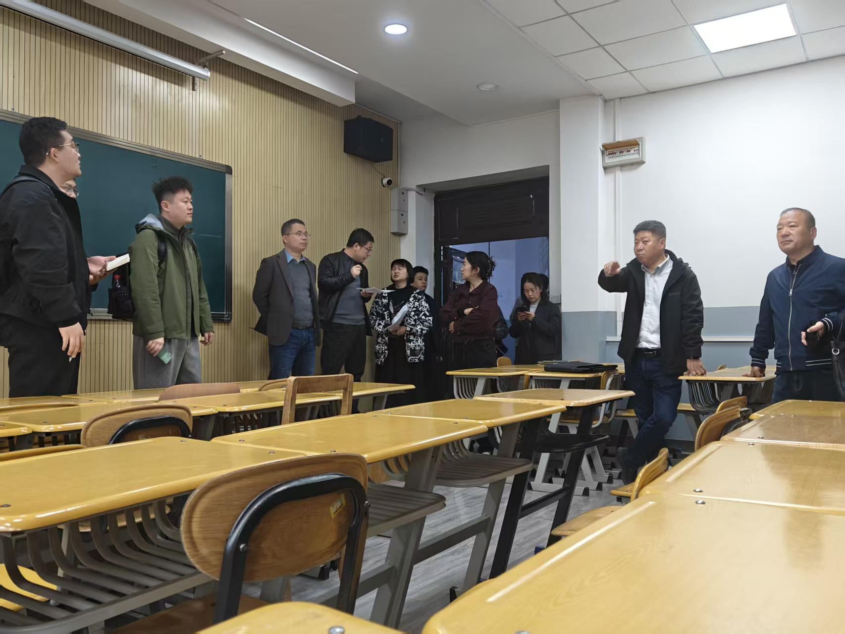 信息化建设与管理处会同相关部门召开智慧教室建设现场推进会